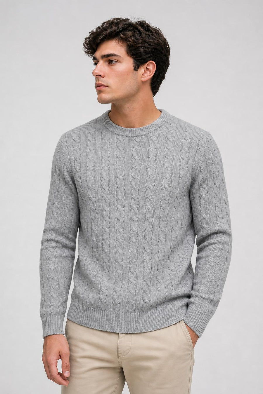 Heritage Cable Sweater gris, foto de estudio de tres cuartos
