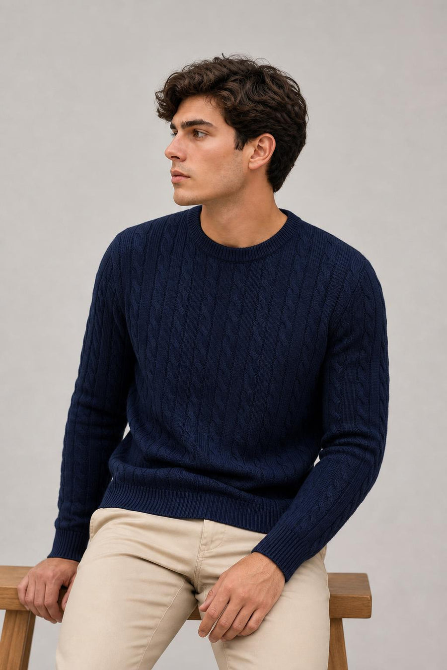 Heritage Cable Sweater azul marino, foto de estudio sentado