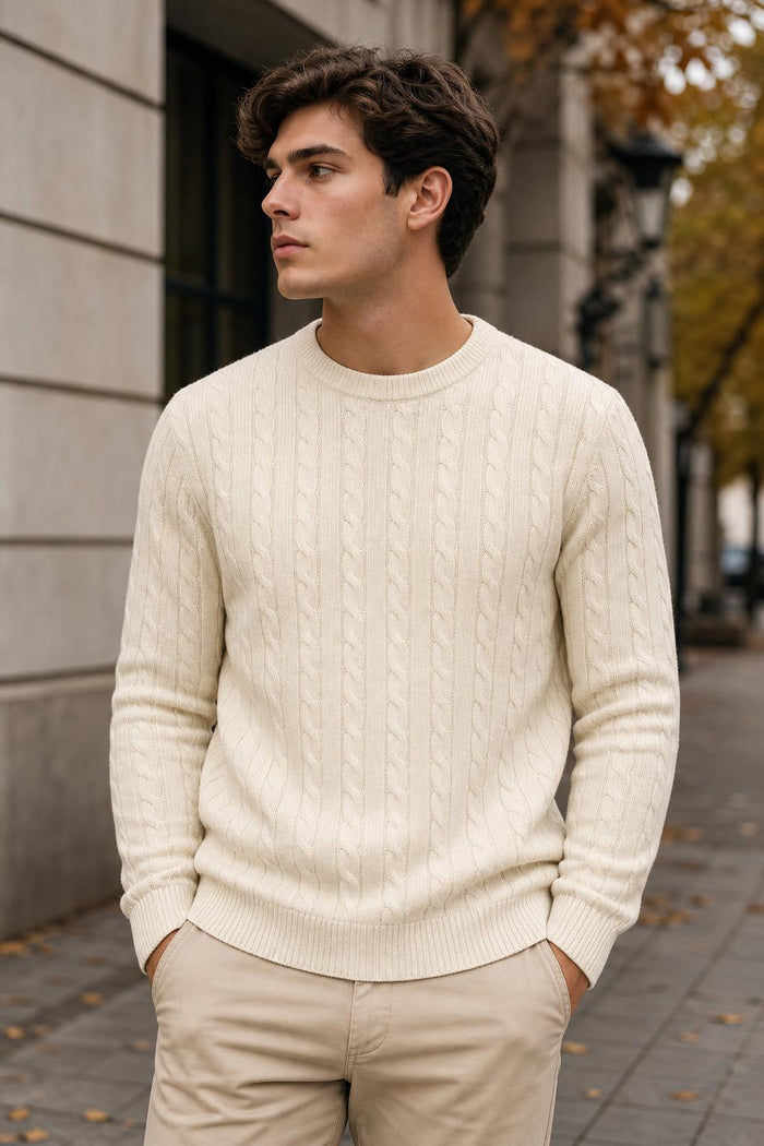 Heritage Cable Sweater beige visto de frente en la calle