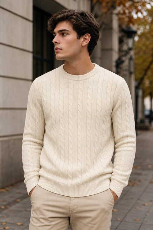 Heritage Cable Sweater beige visto de frente en la calle