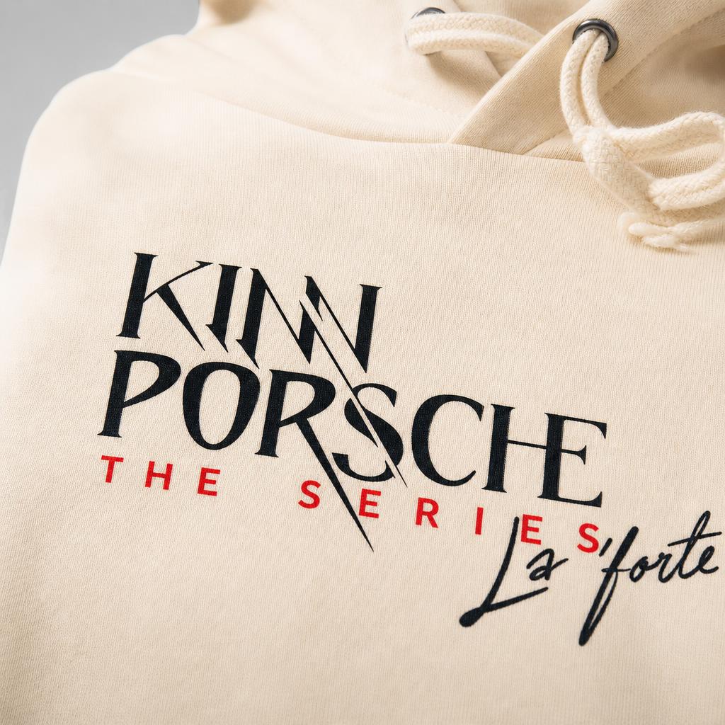 Detalle del estampado KinnPorsche The Series La Forte en el pecho