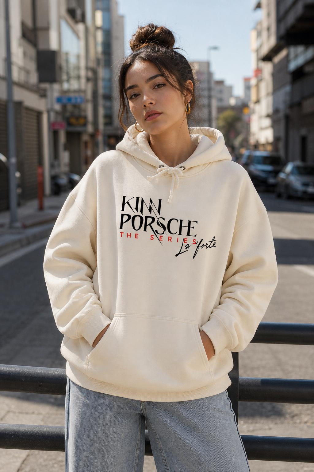 KinnPorsche Hoodie visto de frente, modelo caminando por una calle de día
