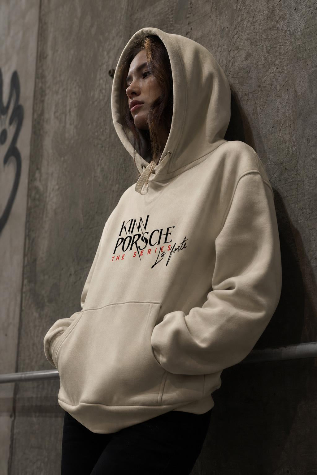 KinnPorsche Hoodie con la capucha puesta, ambiente urbano