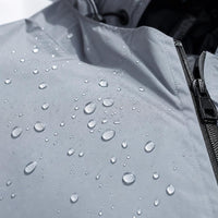Detalle de la tela impermeable con gotas de lluvia